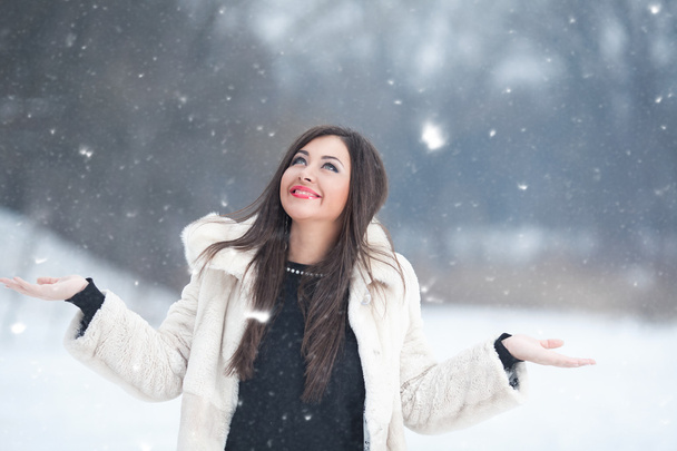 žena líbí sníh v parku - Fotografie, Obrázek