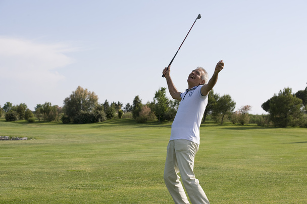 старший чоловік грає в гольф
 - Фото, зображення