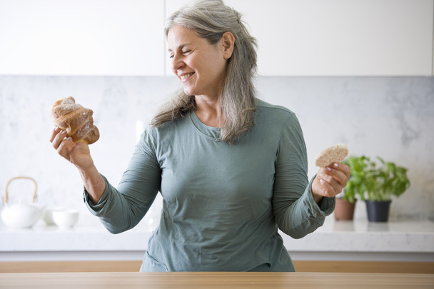 Senior woman choosing food - Foto, Imagem