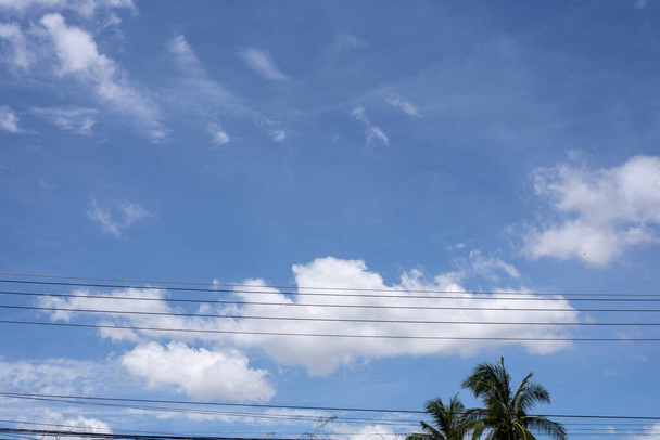 Carecen de cables con un fondo de cielo y nubes blancas - Foto, Imagen