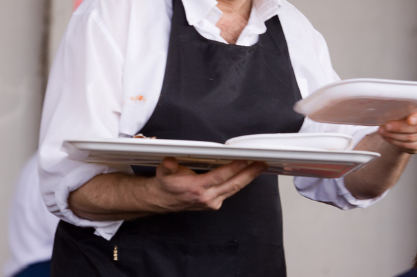 Waiter carries a tray of food - Foto, Imagen