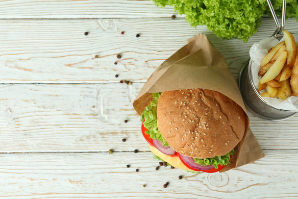 Concept de nourriture savoureuse avec hamburger délicieux - Photo, image
