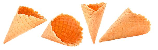 bagas de cereja maduras em um cone de waffle em um fundo branco - Foto, Imagem