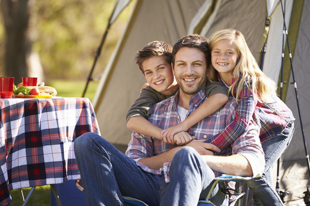 Father And Children Enjoying Camping Holiday In Countryside - Φωτογραφία, εικόνα