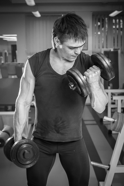 Hombre haciendo ejercicio con pesadas mancuernas
 - Foto, Imagen