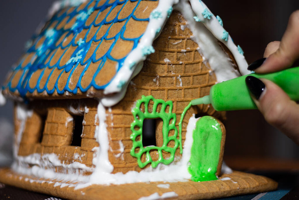 The process of creating and decorating a gingerbread house. Step by step - Fotografie, Obrázek