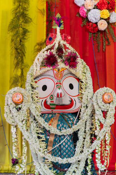 Götzen Gottes Bileam. Lord Balaram, Bruder von Lord Jagannath, wird zum Rath jatra Festival mit Girlanden verehrt - in Howrah, Westbengalen, Indien. Vertikales Bild. - Foto, Bild