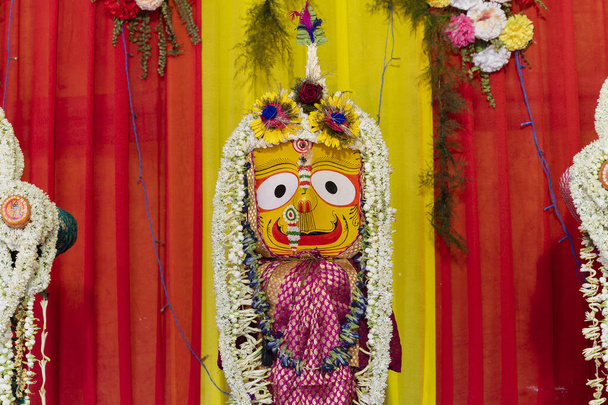 Ídolo de la diosa hindú Suvodra está siendo adorado con guirnaldas para el festival Rath jatra - en Howrah, Bengala Occidental, India. - Foto, imagen