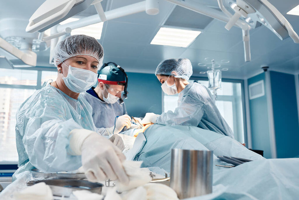 kosmeettinen rasvaimu leikkaus todellisessa leikkaussalissa näyttää kirurgit ryhmä käytön aikana - Valokuva, kuva