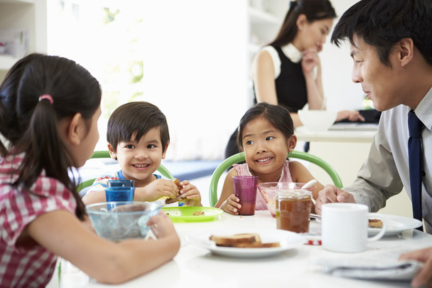 Kolme aasialaista lasta ottaa aamiaista
 - Valokuva, kuva