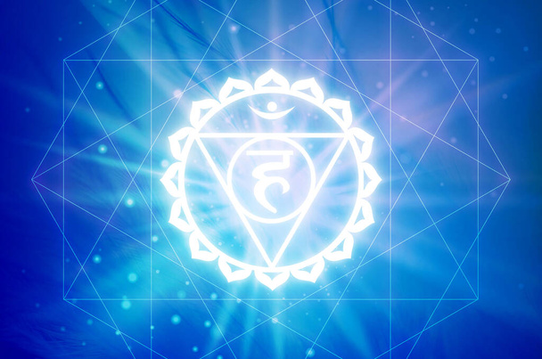 Символ Вишудха Чакра на синем фоне. Это пятая чакра, также называемая Горловая чакра. - Фото, изображение