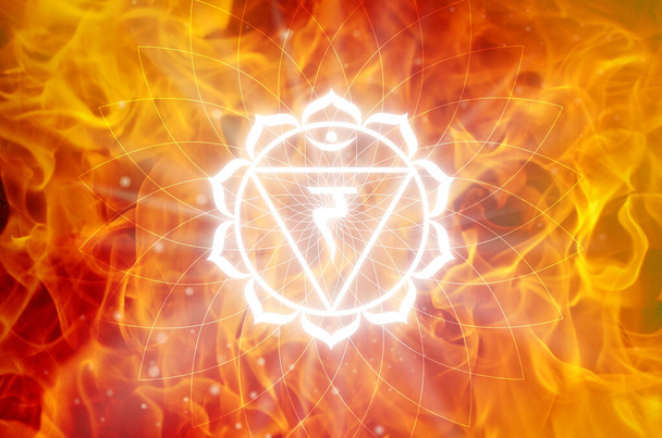 Manipura Chakra símbolo sobre un fondo de fuego. Este es el tercer Chakra, también llamado El Plexo Solar - Foto, imagen