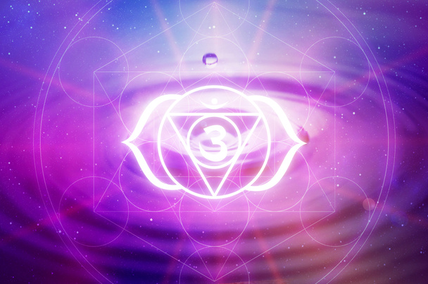 紫の背景にアジナ・チャクラのシンボル。これはまた、第三の目チャクラと呼ばれる第六チャクラです。 - 写真・画像