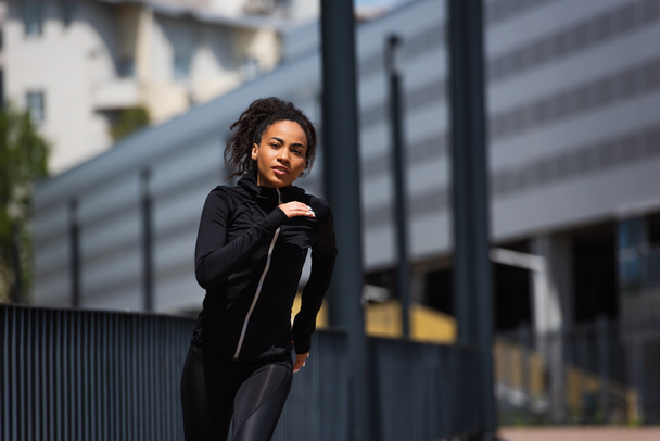 Genç ve formda Afro-Amerikan koşucu eğitimi alıyor.  - Fotoğraf, Görsel