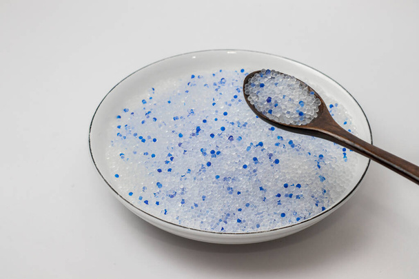 Desecante de gel de sílice azul sobre fondos blancos - Foto, Imagen