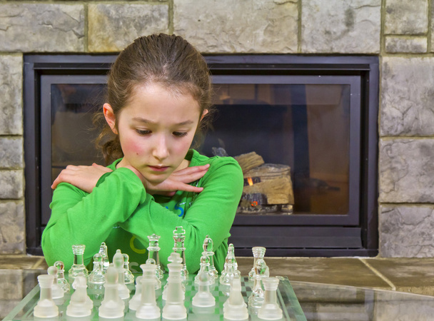 Молода дівчина приймає кілька швидких рішень під час матчу
 - Фото, зображення