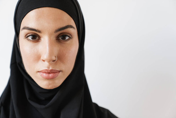 Egy muszlim nő portréja, lyukas orral a fehér stúdióban. - Fotó, kép