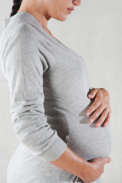 Беременная женщина в сером хлопковом халате
 - Фото, изображение