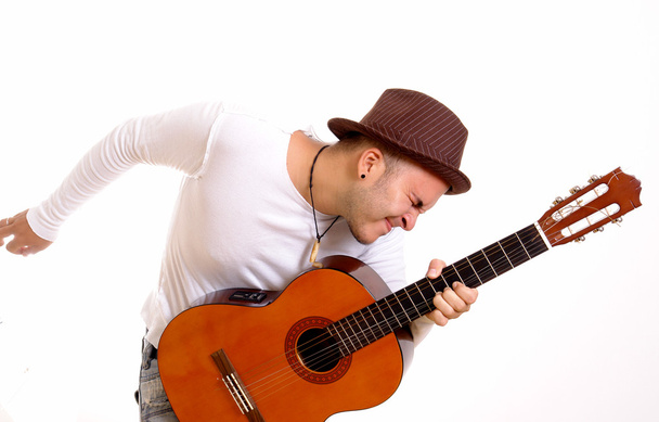 hombre tocando la guitarra acústica sobre fondo blanco
 - Foto, imagen