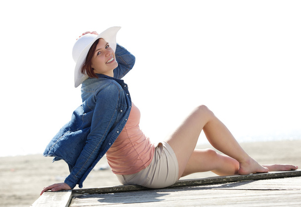 εύθυμη νεαρή γυναίκα χαλαρώνοντας στην παραλία - Φωτογραφία, εικόνα