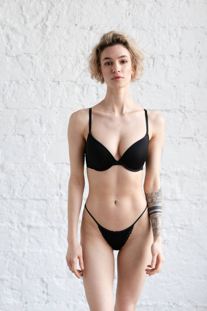 young beautiful woman pose in black lingerie in the studio - Foto, immagini