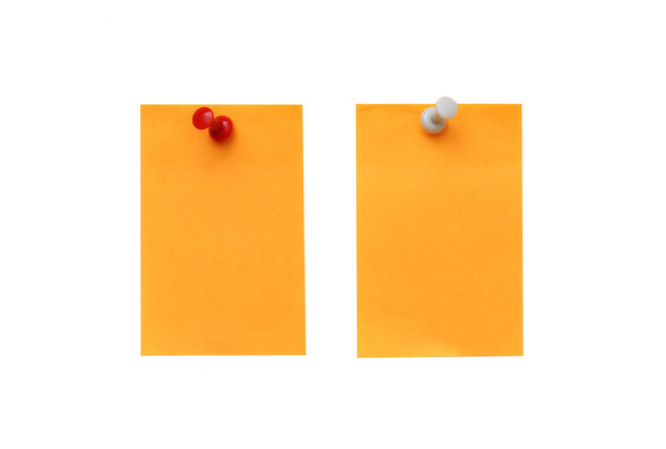 Cartão de papel Marrom-laranja, palavras penduradas por alfinete Pronto para sua mensagem, visão frontal. Isolado em fundo branco com caminho de recorte - Foto, Imagem