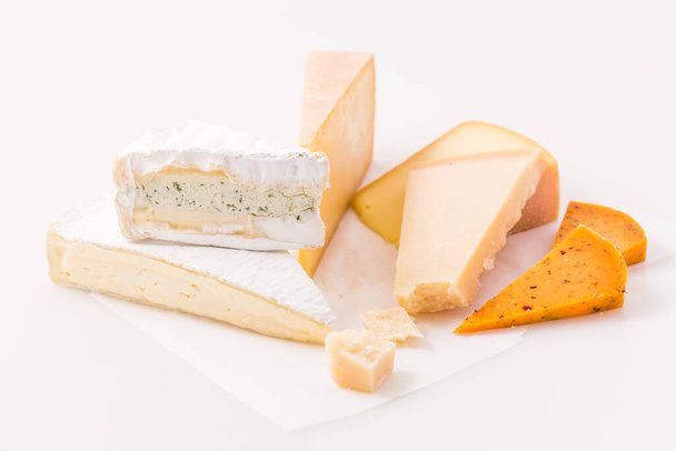 Beyaz arka planda çeşitli peynirler. Sert peynir, parmesan peyniri, peynir ve biber peyniri.. - Fotoğraf, Görsel