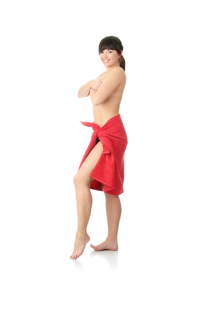 Mujer desnuda cubierta con toalla roja
 - Foto, imagen