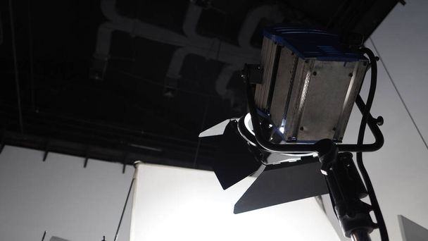 Fotoğraf ya da film videosu için stüdyo ışığı ekipmanları. Profesyonel çekim stüdyosu için ışık ayarlandı. LED Flood ışığı ve Spot ışığı video yapım stüdyosu için. Ayarlar arasında ahır kapısı softbox.  - Fotoğraf, Görsel