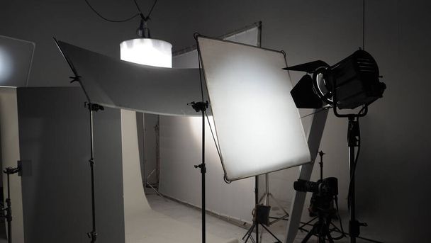 Fotoğraf ya da film videosu için stüdyo ışığı ekipmanları. Profesyonel çekim stüdyosu için ışık ayarlandı. LED Flood ışığı ve Spot ışığı video yapım stüdyosu için. Ayarlar arasında ahır kapısı softbox.  - Fotoğraf, Görsel