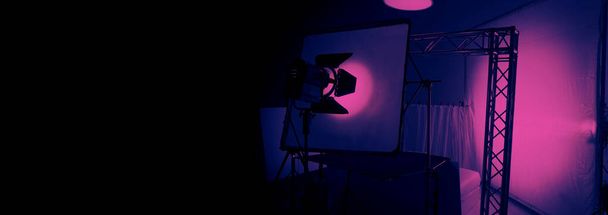 写真や映画のビデオのためのスタジオライト機器。プロの撮影スタジオの背景にライトセット。LEDビデオ制作スタジオのための洪水光とスポットライト。セットアップには、バーンドアソフトボックスが含まれます. - 写真・画像