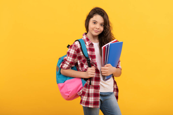 uśmiechnięta nastolatka gotowa do nauki z plecakiem i notatnikami, edukacja - Zdjęcie, obraz