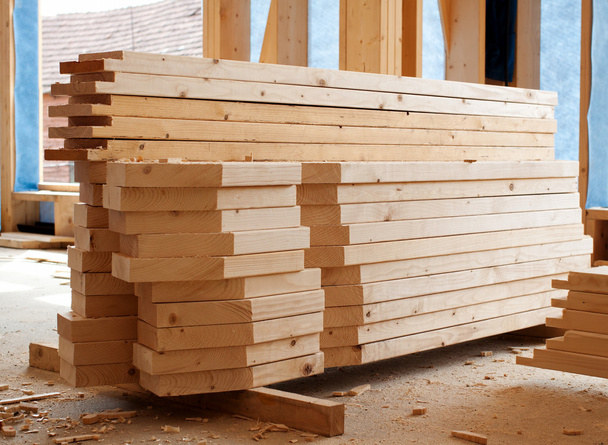 Pilha de tábuas de madeira dentro da casa
 - Foto, Imagem