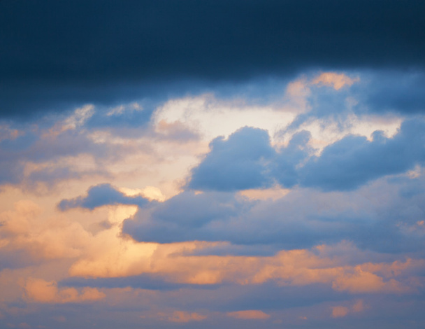 Himmel und Wolken nach Sonnenuntergang. - Foto, Bild
