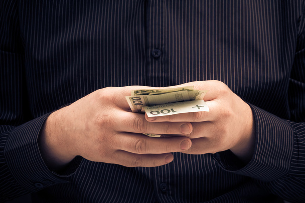 férfi tartja kezében lengyel pénz - Fotó, kép
