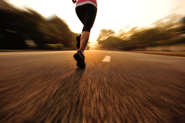 Corredor atleta corriendo en pista de parque tropical
 - Foto, imagen