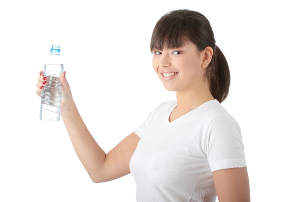 Jeune belle femme caucasienne avec bouteille d'eau minérale, isolée sur fond blanc
 - Photo, image