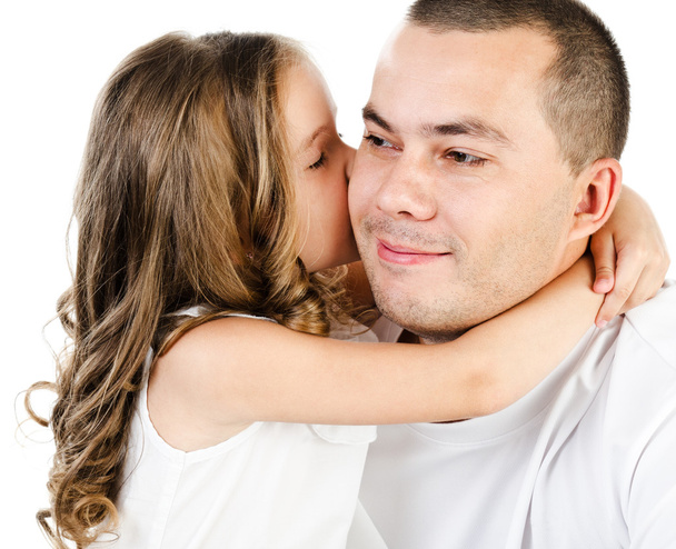 urocze dziewczynki całować jej ojciec na białym tle  - Zdjęcie, obraz
