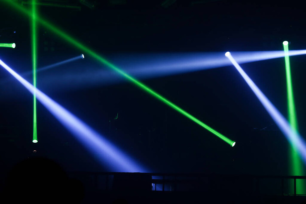 Красочные светящиеся яркие прожекторы с дымом на сцене на темном фоне, концерт на сцене и музыкальный фестиваль концепции шоу.  - Фото, изображение