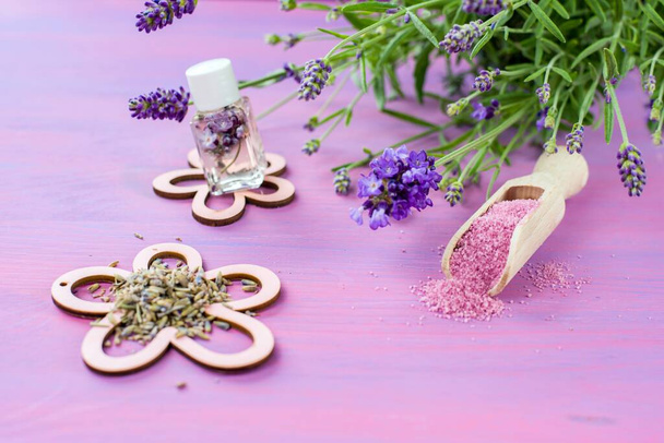 aceite de lavanda y sal sobre la mesa. flores de lavanda púrpura - Foto, Imagen