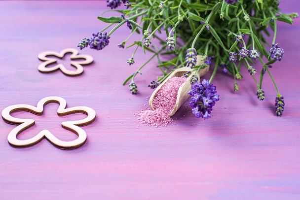 Sól lawendowa do spa, kosmetyki naturalne. pole krajobrazowe lawenda, purpurowe kwiaty - Zdjęcie, obraz