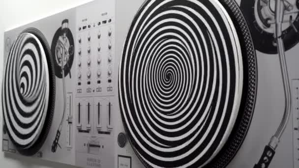 Ευρώπη, Ιταλία Μιλάνο, Ιούλιος 2021 μουσείο ψευδαισθήσεων στο Μιλάνο - Onda Radio wave turntable 33 rpm - Πλάνα, βίντεο