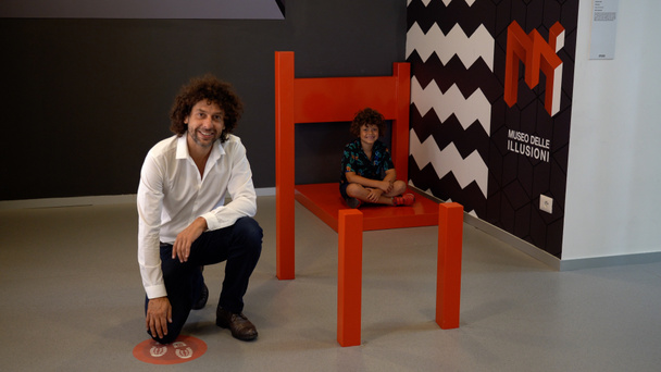Європа, Італія Мілан, липень 2021 року музей ілюзій у Мілані - 7 - річний хлопчик бачить ілюзію інсталяції. - Фото, зображення