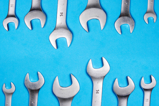 Set of wrenches on a blue background - Zdjęcie, obraz