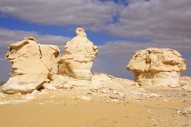 вітром і сонцем змодельована вапняки скульптури в білої пустелі, Єгипет - Фото, зображення