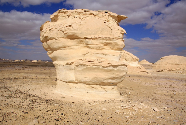 vítr a slunce modelovat sochy vápenců v bílé poušti, egypt - 写真・画像