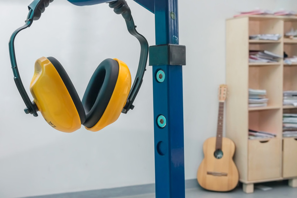 Fones de ouvido protetores amarelos
 - Foto, Imagem