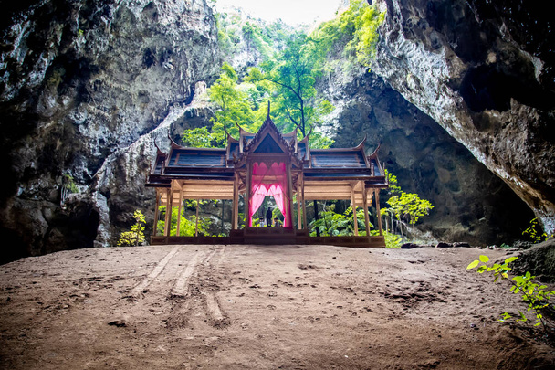 Phraya Nakhon Cave, Khua Kharuehat pavillion temppeli Khao Sam Roi Yot kansallispuisto Prachuap Khiri Khan, Thaimaa - Valokuva, kuva