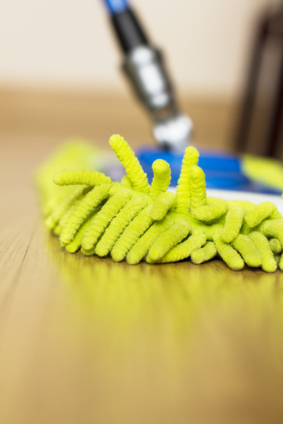 уборка дома - мытье швабры деревянный пол
  - Фото, изображение
