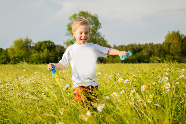 Boy playing in the field - Foto, afbeelding